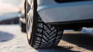 Beim Thema Laufleistung geht Michelin einen besonderen Weg und forciert das Ausnutzen der Profiltiefe bis zur gesetzlich vorgeschriebenen Mindestprofiltiefe von 1,6 Millimetern. (Bild: Michelin)