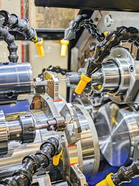 Der Schaltteller taktet von Bearbeitungsstation zu Bearbeitungsstation, an denen die stehenden, nicht rotierenden Werkstücke gleichzeitig mit angetriebenen Werkzeugen bearbeitet werden. (Bild: Wolf Maschinenbau)