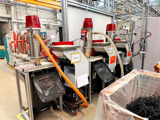 Inhouse-Recycling von Restkunststoffen macht sich in der heutigen Zeit buchstäblich bezahlt. Das hat ein Elektronikkomponentenhersteller erkannt und sich Mühlen und Systeme von Wittmann angeschaft. Damit spart man jetzt viel Neuware in Sachen Kunststoffgranulat.(Bild:  Wittmann)