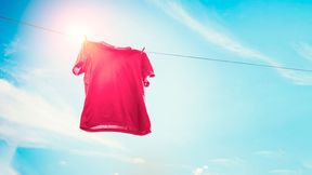 T-Shirts, die vor zu viel Sonne warnen? Forschende der Technischen Universität München (TUM) haben eine Funktionsbeschichtung aus lebendem Material entwickelt, die das möglich macht. (Symbolbild) (Bild: © Sergey Mironov - stock.adobe.com)