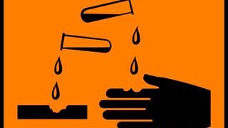 Ätzende Stoffe gehören zu den wassergefährdenden Materialien. (gemeinfrei)