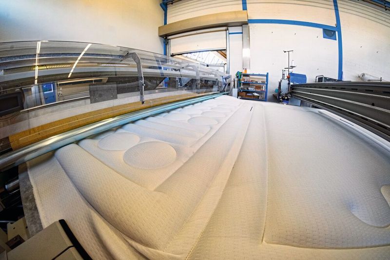 Für den Liegekomfort übernehmen Steppnähte bei Matratzen wichtige funktionale Eigenschaften. (Bild: sienk.de)
