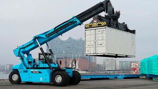 Im Hamburger Hafen handhabt man nun erstmals mit diesem vollelektrischen Greifstapler die Container. Der auch als  Reachstacker bezeichnete Staplertyp wurde von Sany entwickelt. Er entlastet die Gegend jetzt nicht nur von Abgasen. (Bild: Sany)