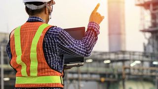 Mit dem neu angebotenen Master-Studiengang Prozesssimulation in der Verfahrenstechnik bereitet die Wilhelm Büchner Hochschule Absolventen auf die parallel zur Produktion ablaufenden Simulationen vor. (©naraichal - stock.adobe.com)