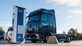 Ein Elektro-Truck aus dem Amazon-Transportnetzwerk wird an einer Ladesäule von Aral pulse geladen. (Bild: Aral pulse)