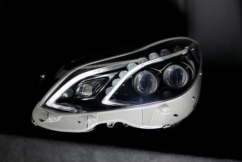 Daimler spezifizierte die funktionalen Anforderungen und die künftigen Fahrzeugeigenschaften für das Scheinwerfer-Gesamtsystem. (Hella)