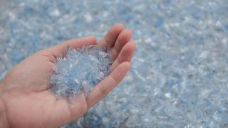 Besondere Wash-off-Etikettenhaftkleber helfen dabei, für einen annähernd geschlossenen Kreislauf ein rückstandsfreies PET-Material zurückgewinnen zu können. (Bild: iStock/RecycleMan)