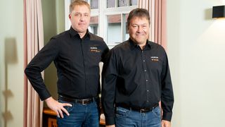 Klaus Hölzl (links) und Michael Auer verantworten ab sofort gemeinsam die Geschäftsführung beim Maschinenhersteller Hurco. 
 (Bild: Hurco/Media Contor)