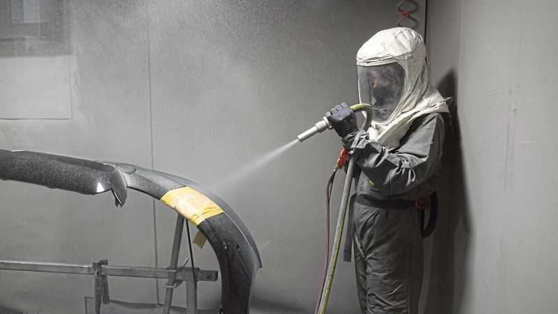 Das Strahlgut im Big Box Blower raut lediglich die oberste Lackschicht auf und sorgt so für gute Bindung. Der Materialabtrag ist kaum messbar.(Bild:  Rosenow/»kfz-betrieb«)