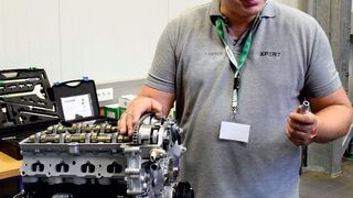 Schaeffler führt auch Schulungen zur Arbeit an Kettenmotoren durch – hier erklärt Trainer Jens Meyer die Feinheiten eines Opel-Vierzylinders. (Rosenow)