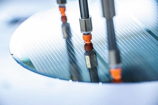 Thanks to its ESD compatibility, the resistant HT1-ESD material is suitable for suction pads that handle sensitive electronic components.(Image: Lard)