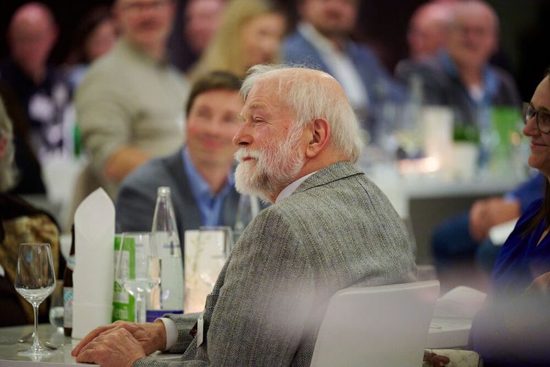 Impressionen vom ELEKTRONIKPRAXIS Frühlingsfest 2023 im Ketterer Kunst mit der Verabschiedung von Johann Wiesböck.  (Bild: © EYE AM CHRIS)