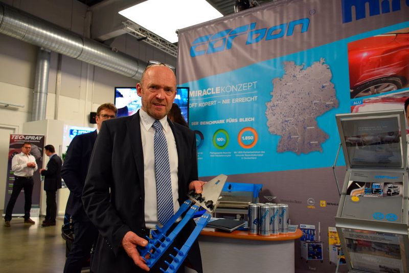 Mit den Zugleisten und der Verbindungsplatte des GlueTech-Plus-Klebekits kann der Anwender sehr hohe Zugkräfte bei großen Flächen exakt steuern und gleichzeitig zusätzliche Kräfte seitlich zur Zugrichtung in das Blech einleiten.  (Holz / »kfz-betrieb«)