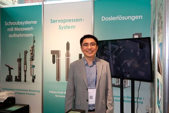 Herr Frank Zhu, der Markenmanager von Leetx in Deutschland, war am 16. April auf der Schraubtec dabei. Er gab Auskunft über das Können von Leetx und über die strategische Planung mit Blick auf die Zukunft des Unternehmens in Deutschland und Europa.(Bild:  P. Königsreuther)