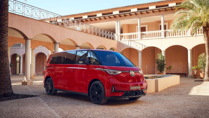 Der ID Buzz GTX ist an einer speziellen Frontpartie und der neuen Lackierung in Kirschrot zu erkennen.(Bild:  Uli Sonntag/VW)