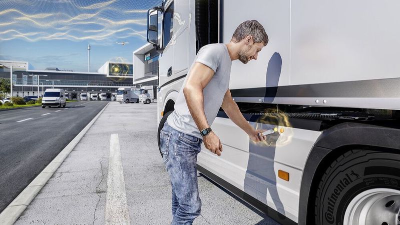 Mit der App „Verified Inspection“ müssen die Fahrer die Abfahrtkontrolle tatsächlich durchführen und dokumentieren.(Bild:  Continental Automotive Technologies GmbH)