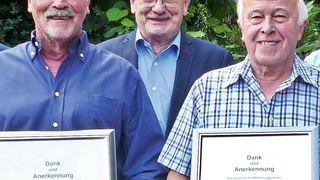 Ausgezeichnet mit der ZDK-Ehrennadel in Bronze: (v.li.) Jochen Brüne, Obermeister Rudi Hupfeld und Joachim Mücke. (Bild: Scholz)