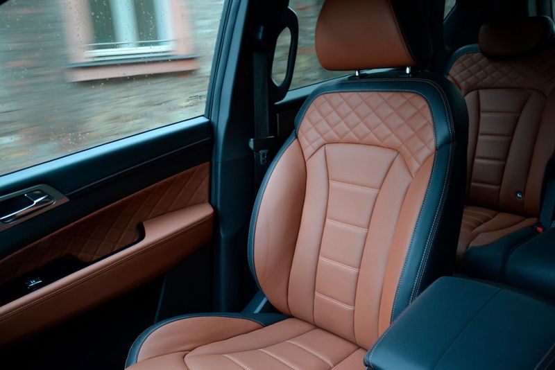 Die bequemen Sitze mit optional edel gestepptem Nappaleder, das sich in dieser Variante auch an Türverkleidung und Armaturenbrett wiederfindet, sind auch äußerst komfortabel. (Michel / »kfz-betrieb«)