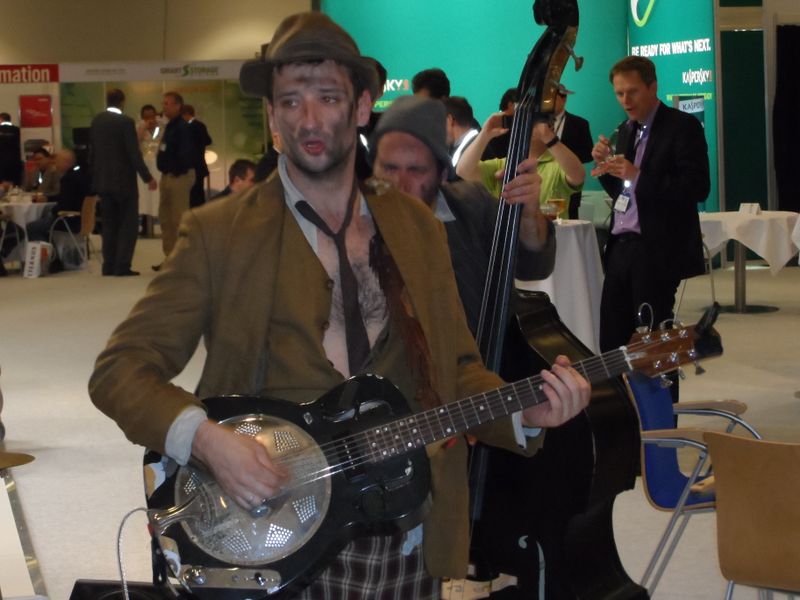 Kurz vor dem Tagesende. Eine flotte Straßenband verändert den Geräuschpegel in angenehme Schwingungen. (Svenja Mohn, IT Business Akademie)