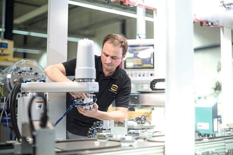 Vitali Niederquell, Mechaniker bei Harting Applied Technologies, bei der Montage der Anlage.   (Harting)