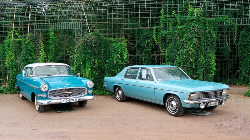 Zwischen beiden Fahrzeugen liegt rund ein Jahrzehnt Automobilbau bei Opel: links Kapitän P 2,5 aus 1958, rechts Kapitän B aus 1969. (Bild: Peter Diehl)