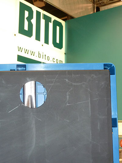 Bito präsentierte einen Großbehälter mit Stahlverstärkung im Doppelboden. Die Durchbiegung bleibt im Toleranzbereich, so können auch besonders schwere Produkte im automatischen Kleinteilelager eingelagert werden. (Archiv: Vogel Business Media)
