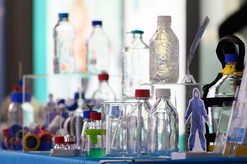Wie eine Sicherheitsflasche nach einem Unfall aussehen kann, ist hier oben im Bild vom DWK-Stand gezeigt. Dank einer Kunststoffschicht bleiben Splitter aus und die Flasche hält trotz Glasbruch zusammen.      Mehr Infos zu den kommenden LAB-SUPPLY-Messen finden Sie auf www.lab-supply.info (Bild: Stefan Stark)