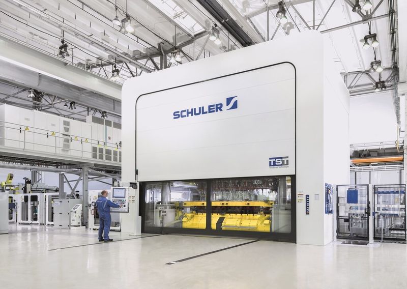 Die jüngsten Verkaufserfolge bestätigen das TwinServo-Konzept mit einem neuen dezentralen Antriebskonzept für Pressen. (Bild: Schuler)