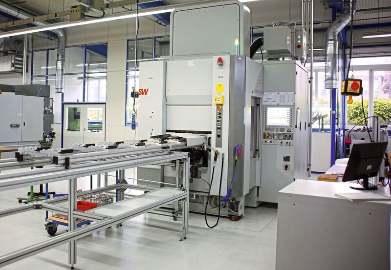Das vollautomatisierte SW-Doppelspindel-Bearbeitungszentrum BA 321 produziert alle drei Minuten zwei fertig bearbeitete Pinzettenhälften.
 (Klaus Vollrath)