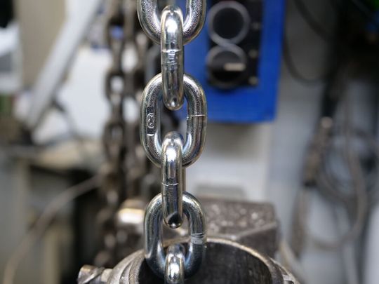 Sonderqualität! RUD hat für die Anwendung im Galvaniksektor eine besondere Kette entwickelt, die doppelt so lange halten soll wie die üblichen klassischen Stahlseile. Die Rundstahlkette wurde dazu einsatzgehärtet, wie der Hersteller wissen lässt.(Bild:  RUD)
