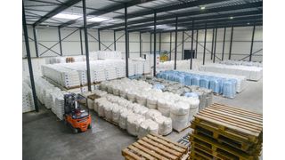 Sievert Logistik stellt sich neu auf. Dazu gehört ein massiver Ausbau der Lagerlogistik in technischer und räumlicher Hinsicht. Hier ein Blick ins neue Lager in Hardenberg, in den Niederlanden. Rund 5.000 Quadratmeter mehr Lagerfläche bietet es. Aber auch neue Umfüll- und Umladesysteme machten das Unternehmen nun einzigartig produktiv. Lesen Sie! (Bild: Sievert Logistik)