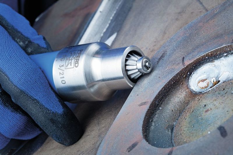 Vor dem Fügen oder dem Beschichten sind oft genau gearbeitete Kanten gefordert. (Pferd)