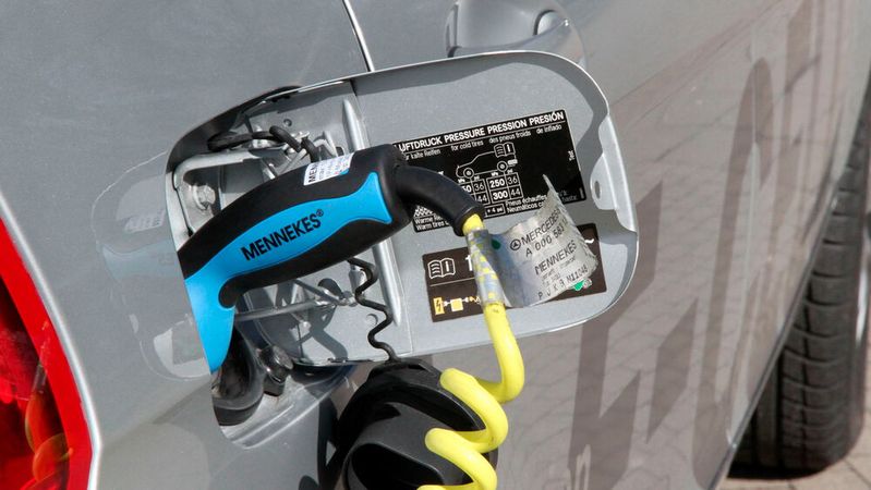 35 Prozent sprechen sich gegen die E-Auto-Prämie aus, 34 Prozent befürworten sie.