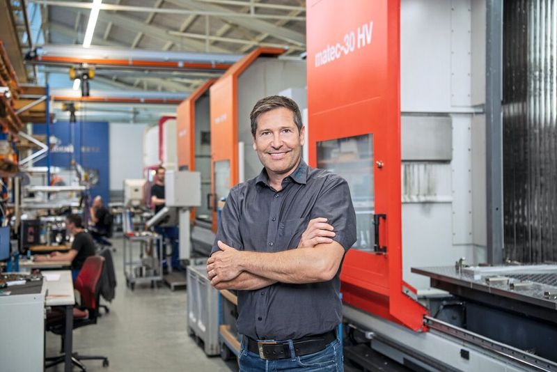 Manuel Meier, Inhaber & CEO, IBOR AG: «Mit dem neuen Anbau haben wir neben mehr Produktionsfläche bewusst in unsere Mitarbeitenden investiert – in moderne Räume, die Zusammenarbeit, Identifikation und Wohlbefinden fördern. Die Firma NOWW-Innenarchitekten hat unsere Vision perfekt umgesetzt und ein Arbeitsumfeld geschaffen, das unsere Werte sichtbar macht.»  (Bild: Thomas Entzeroth)