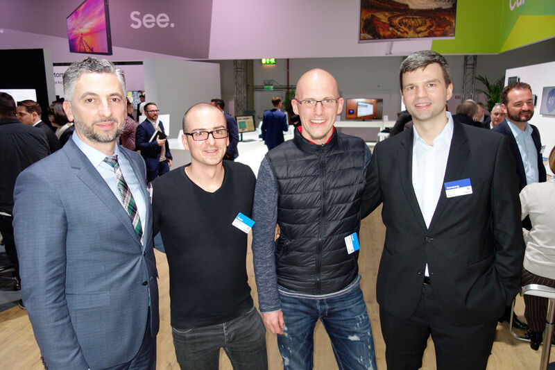 (v. l.) Nedzad Gutic, Samsung, Volker Mensing und Sven Osterholt, Office Partner, und Eldin Cekic, Samsung. (Bild: IT-BUSINESS)
