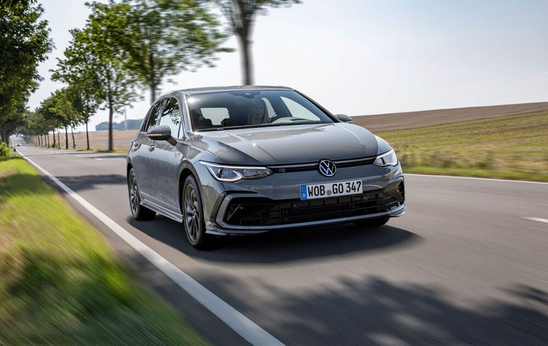 Der 48-Volt-Motor speist das 12-Volt-Bordnetz, startet den Benzinmotor und unterstützt das Auto auch beim Anfahren. (Bild: VW)