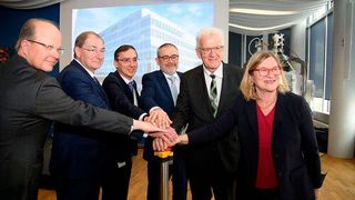 v.l. Hubertus von Baumbach, Dr. Michel Pairet, Michael Schmelmer, Dr. Ralf Schumacher, Ministerpräsident Winfried Kretschmann, Dr. Sabine Nikolaus weihen das BDC ein (Bild: Boehringer Ingelheim)