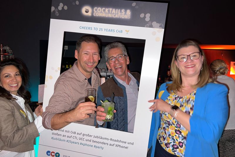 Cheers! Senem Avsarer, Marko Gatzemeier (beide C4B), Stuart Marshall (ptm-Akademie) und Anna Schleipfer-Chakhchoukh (C4B) (Bild: C4B)