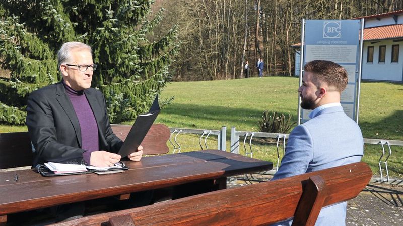Gespräche fanden bei sonnigem Wetter auch im Freien statt: Werner Weinand, Centerleiter Emil Frey Mainfranken Schweinfurt, beim Speeddating mit einem BFCler.  (Bild: NFC)