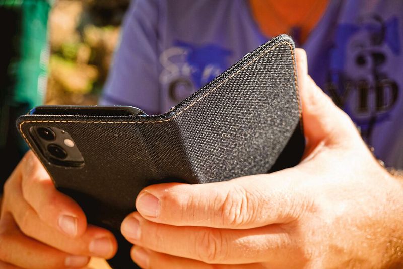 Schutzhülle entfernen: Ob aus Plastik oder Metall – sie schützen zwar gegen Staub, Sand und Feuchtigkeit, können aber auch dazu führen, dass Hitze nicht richtig entweichen kann. Wenn das Smartphone dazu neigt, sich schnell aufzuheizen, vorübergehend auf die Schutzhülle verzichten.  (Bild: S Amelie Walter - stock.adobe.com)