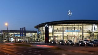 Die Niederlassungen von Mercedes-Benz könnten bald den Besitzer wechseln (im Bild die Niederlassung Hannover). (Bild: Daimler AG)