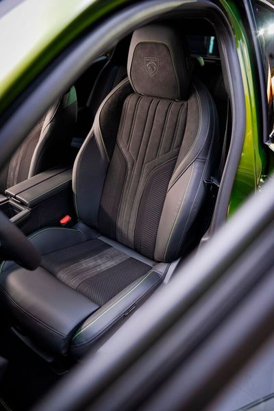 Im Innenraum steht Komfort statt Sport im Fokus. (Bild: Peugeot via Autoren-Union Mobilität)