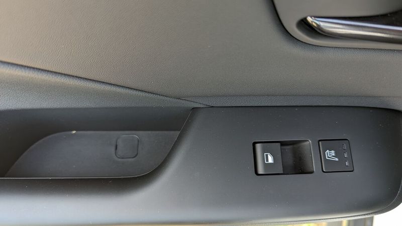 Die getestete Ausstattungslinie „N Line“ bietet zusätzlich 18-Zoll-Leichtmetallfelgen, Voll-LED-Projektionsscheinwerfer und durchgehendes LED-Lichtband vorne, eine elektrische Heckklappe sowie einen Totwinkelwarner. Wer zudem das sogenannte Ultimate-Paket ordert, erhält zum Preis von 2.200 Euro weitere Annehmlichkeiten wie eine 360°-Kamera, eine Einparkhilfe seitlich und hinten, eine Notbremsfunktion, einen digitalen Fahrzeugschlüssel, Sitze in einer Leder-Alcantara-Kombination, einen Fahrersitz mit Belüftung, Memory-Funktion und Relax-Funktion und einer Sitzheizung auf der Rücksitzbank (nur äußere Sitzplätze) – Respekt! (Bild: Dominsky – VCG)