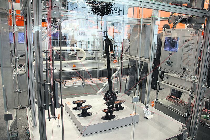 Igus zeigt auf dem Stand einen Prototypen des Seilroboters, der die Funktionalität veranschaulicht. (Bild: Eric Schulz)
