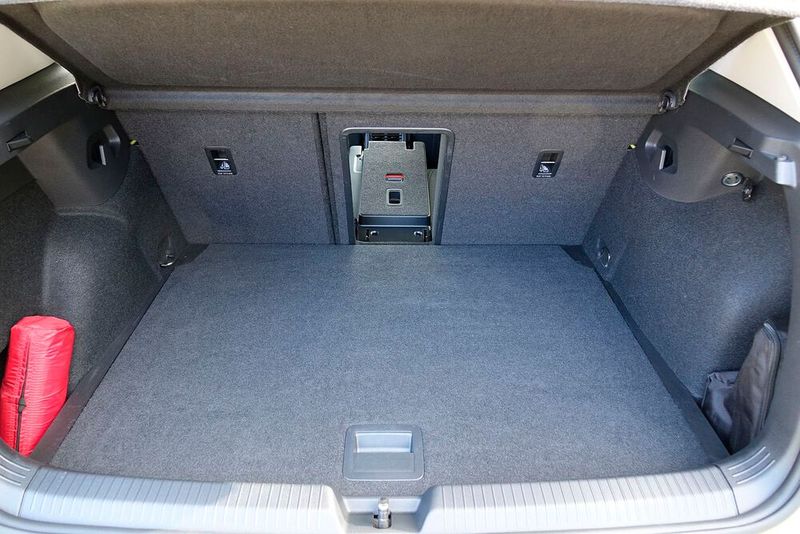 Eine Durchreiche macht den Transport von langen Gegenständen möglich, ohne dass man die Lehne umklappen muss. (Bild: Rosenow/»kfz-betrieb«)