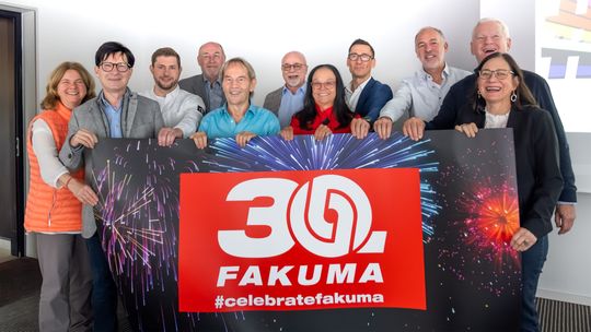 „Wir wollen die 30. Fakuma feiern“, betont Bettina Schall, Geschäftsführerin des Messeunternehmens P. E. Schall, hier mit dem Messebeirat. Die internationale Fachmesse für Kunststoffverarbeitung blickt mit Selbstbewusstsein auf ihre Erfolgsgeschichte und zugleich nach vorn.(Bild:  Schall Messen)