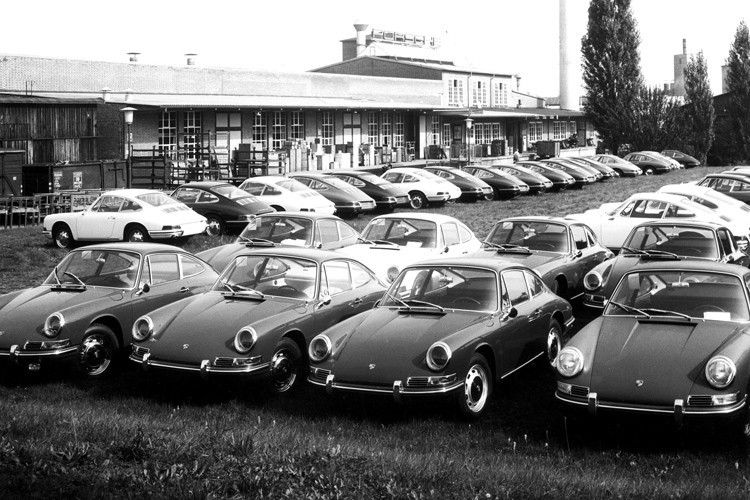 Vor dem Werk in Zuffenhausen (1965). (Foto: Porsche)