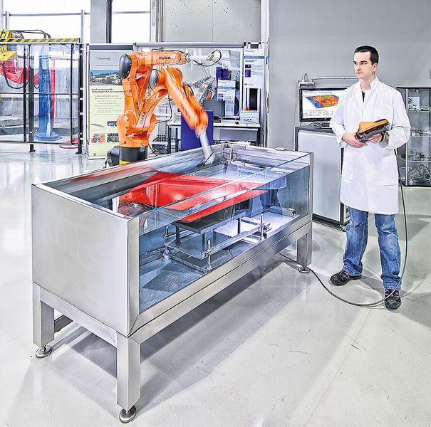 3D-Ultraschall-Tomographie: Ein mit dem Ultraschall-Prüfsystem verbundener Industrieroboter tastet das Bauteil ab. (Bild: Uwe Bellhäuser)