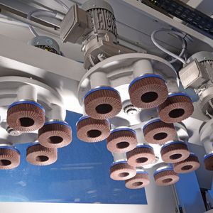 Mit Schleifbürsten auf Planetenkopfaggregaten lassen sich die Werkstückkanten von außen nach innen bearbeiten und somit gleichmäßig verrunden.(Bild:  Hans Weber Maschinenfabrik)