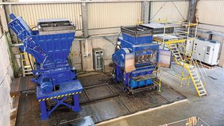 Versuchsanordnung zur Zerkleinerung von kontrollierten, tiefenentladenen Batteriemodulen mit Rotorschere VR 1215 (umgebaute Standardmaschine) und NGU 0513 (umgebaute Standardmaschine) jeweils in inerter Ausführung. (Bild: BHS)